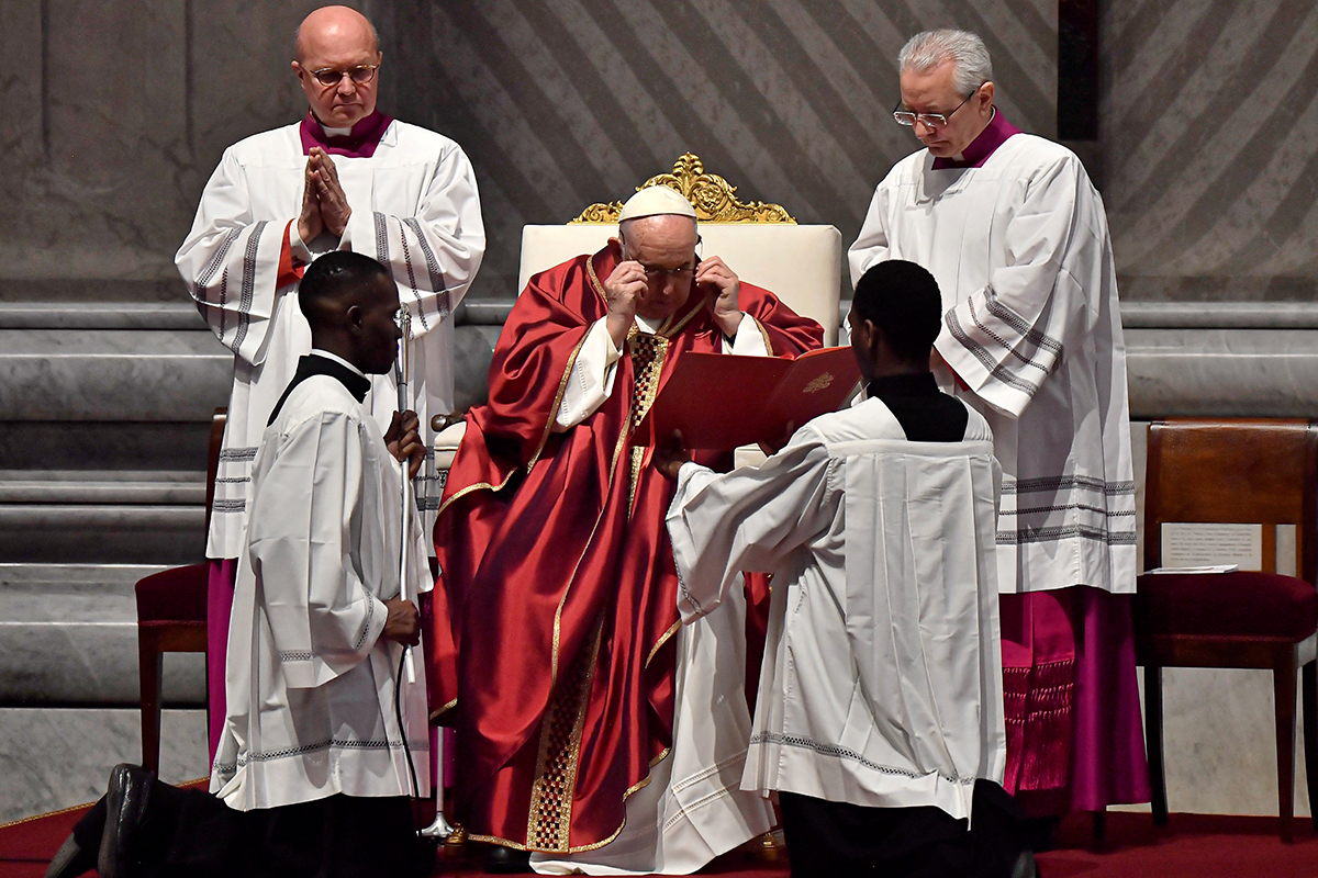 Francisco siguió desde el Vaticano un Via Crucis con eje en las «voces de paz en un mundo en guerra»