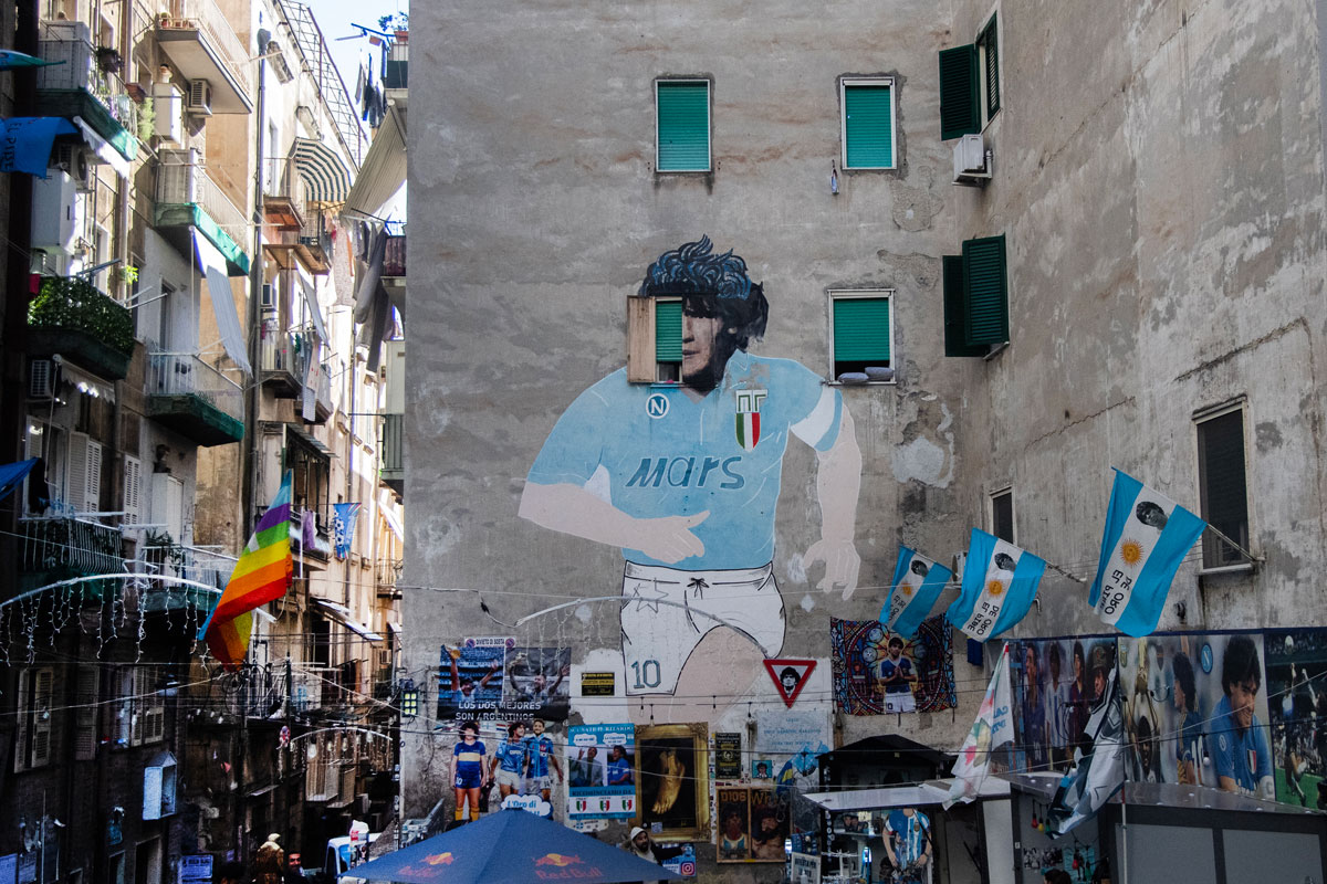 Nápoles de fiesta a su modo: la ventana de un baño decapita al mural más famoso de Maradona
