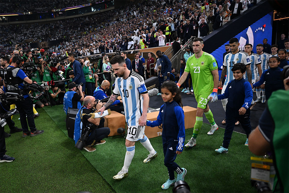 El último detalle antes de la final: un banderín para que Messi lo cambie con Francia