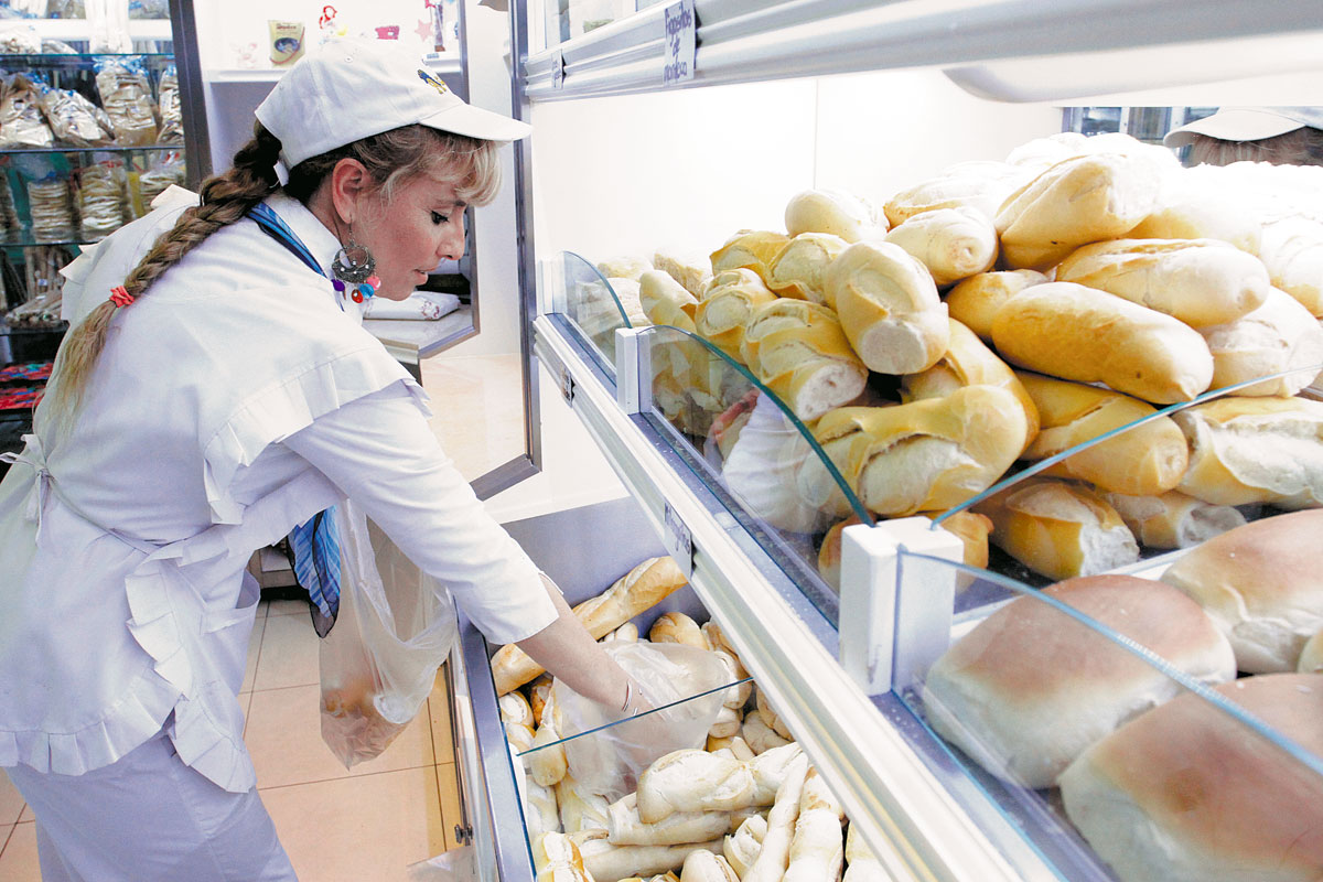 Industria del pan protestará ante la Secretaría de Comercio por el aumento de la harina