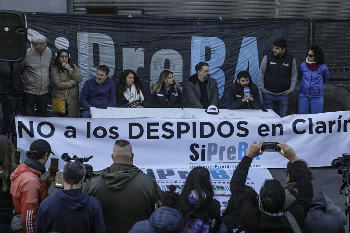 Trabajadores de Clarín resisten a los despidos: «Vamos a dar la pelea y la vamos a revertir»