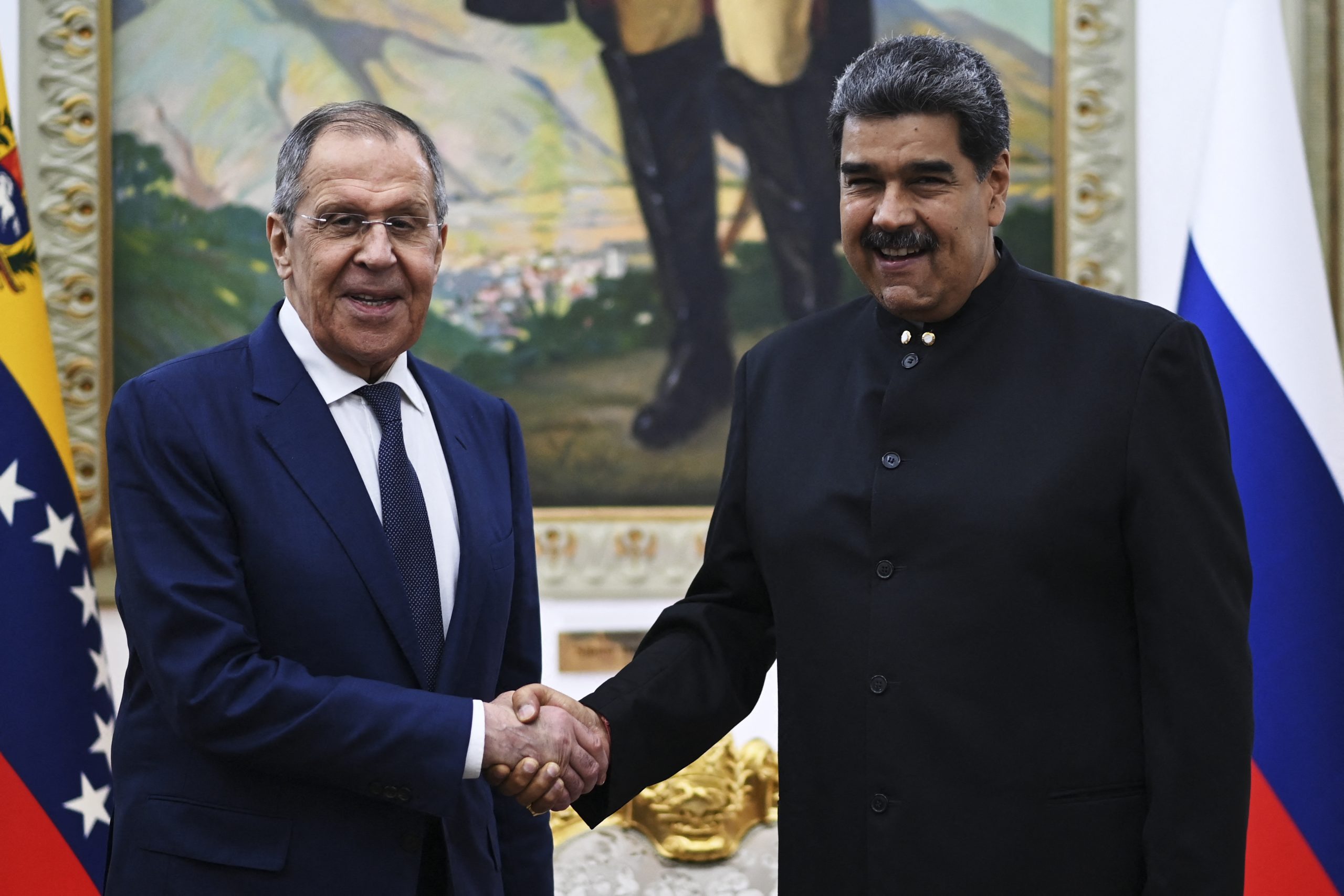 El canciller ruso se reunió con Maduro y pidió “unir fuerzas contra el chantaje”