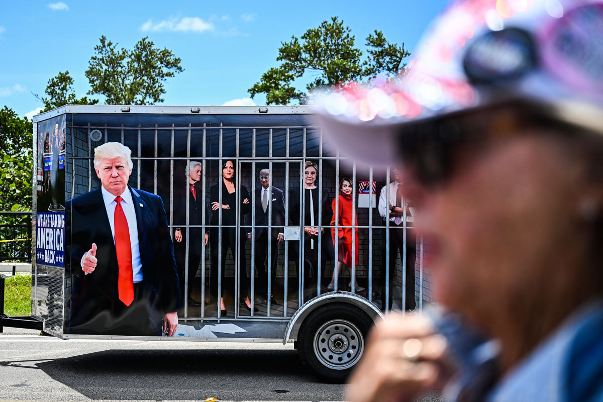 Trump la juega de perseguido y crece en las encuestas