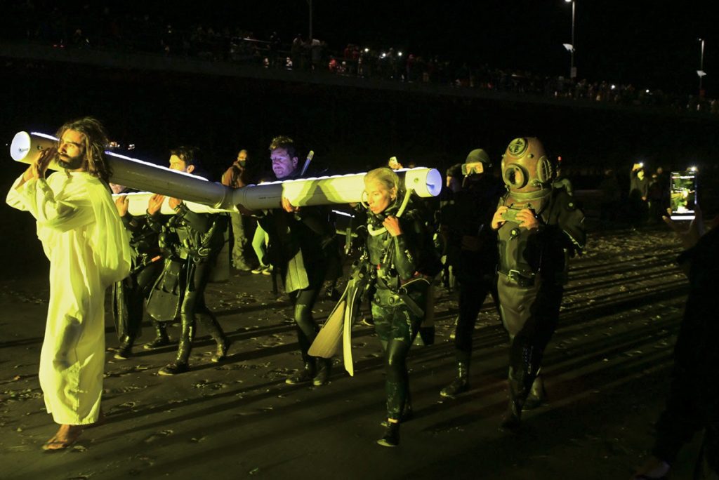 El Vía Crucis submarino en Puerto Madryn a través de ocho fotos 4 El Vía Crucis submarino en Puerto Madryn a través de ocho fotos