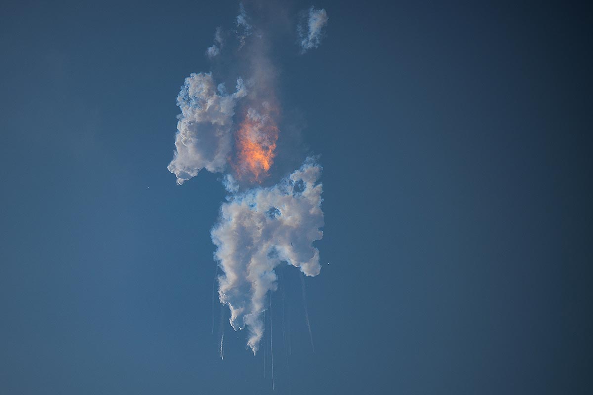 Lluvia de fragmentos en llamas sobre el Caribe tras la explosión de un cohete de SpaceX