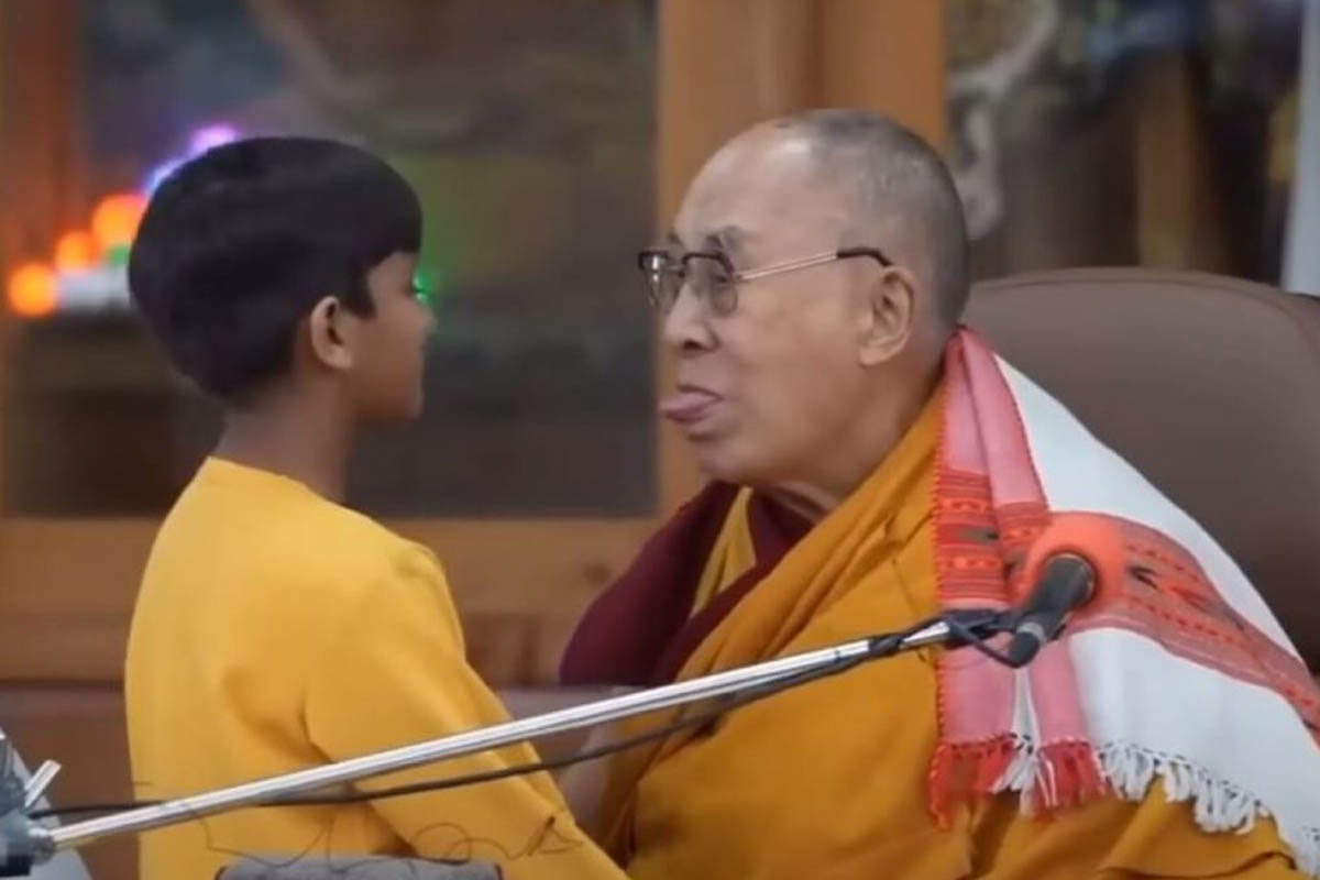 Salud mental del Dalai Lama: debió disculparse con un niño por pedirle que le chupara la lengua
