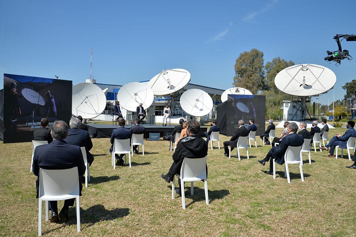 Alberto Fernández presenta programa de conexión satelital en Benavídez