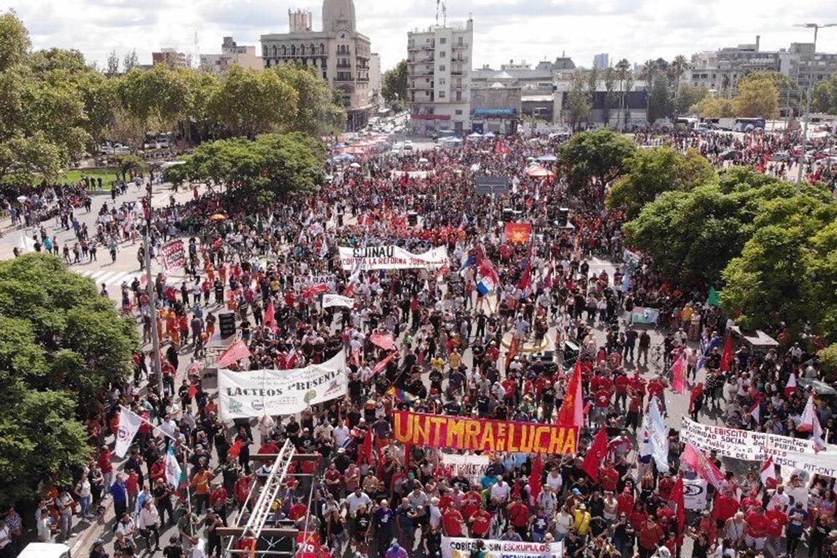 Masivo paro y movilización en Uruguay contra la reforma jubilatoria de Lacalle Pou