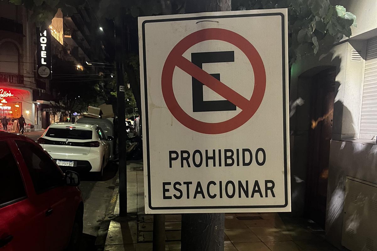 Una ONG denuncia que en la Ciudad hay más de 10 mil carteles truchos de «prohibido estacionar»