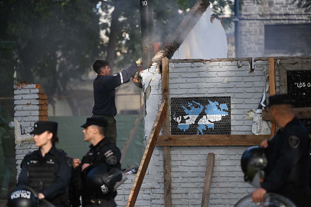 Con topadoras y de madrugada, el gobierno porteño tiró abajo un galpón cultural de Villa Ortúzar