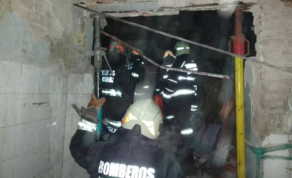 Derrumbe de una vivienda en Floresta: murieron dos personas y tres permanecen desaparecidas 1 Derrumbe de una vivienda en Floresta: murieron dos personas y tres permanecen desaparecidas