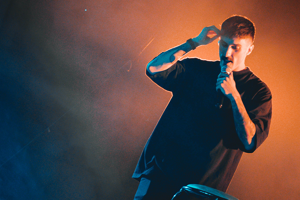 «Casi adulto», el unipersonal de Julián Bellese que nació en las redes y se convirtió en un éxito teatral