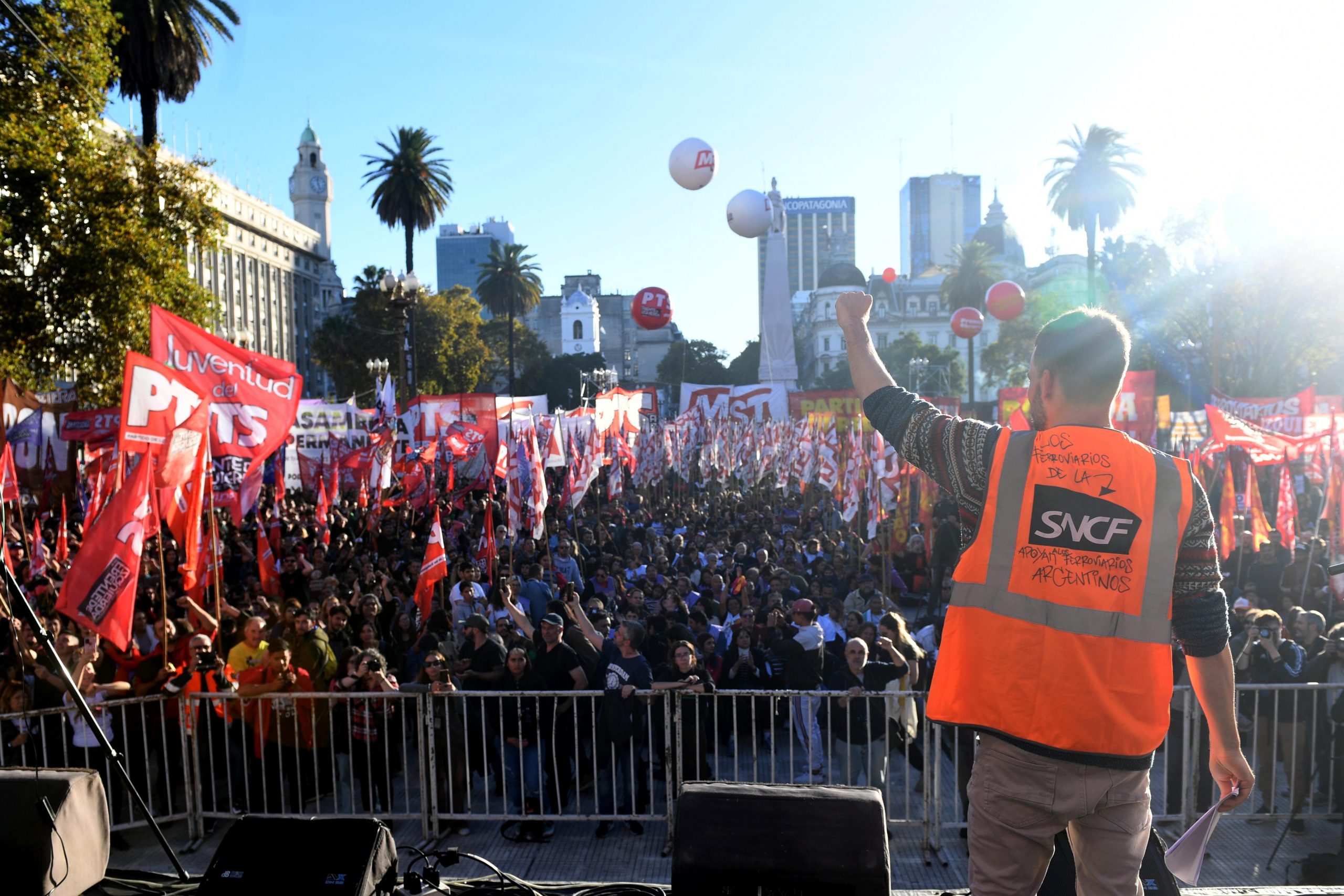 Contra el FMI: organizaciones sindicales, sociales y políticas salieron a la calle en el Día del Trabajador