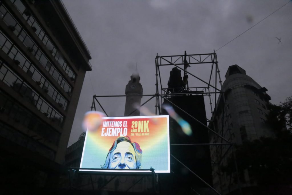 La plaza del 25 de mayo: el diluvio no pudo apagar tanto fuego 10 La plaza del 25 de mayo: el diluvio no pudo apagar tanto fuego
