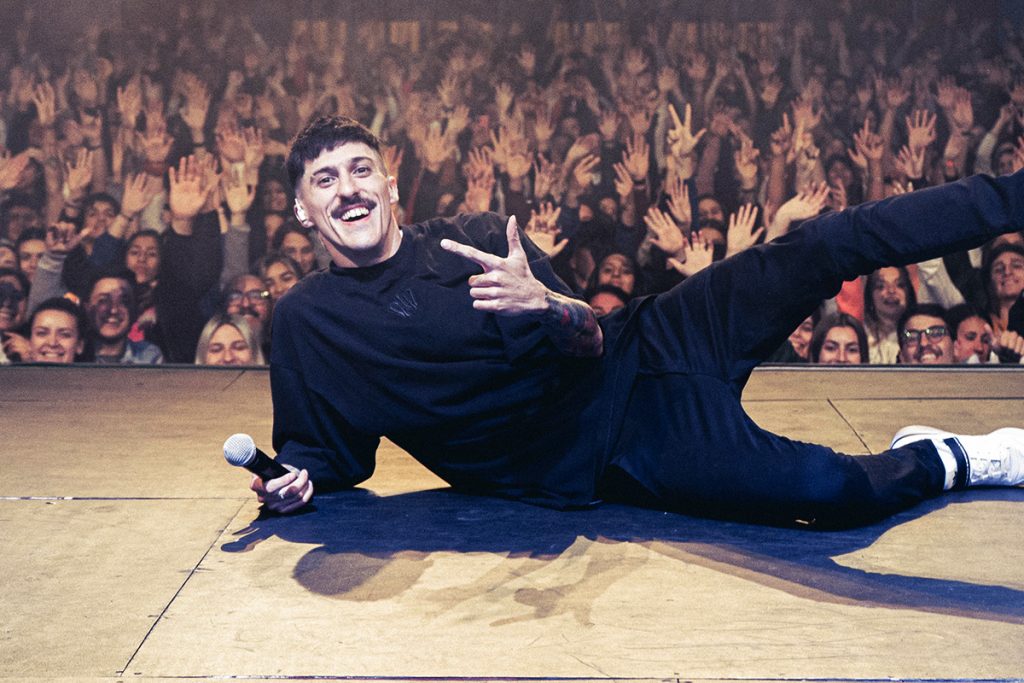 "Casi adulto", el unipersonal de Julián Bellese que nació en las redes y se convirtió en un éxito teatral 1 "Casi adulto", el unipersonal de Julián Bellese que nació en las redes y se convirtió en un éxito teatral