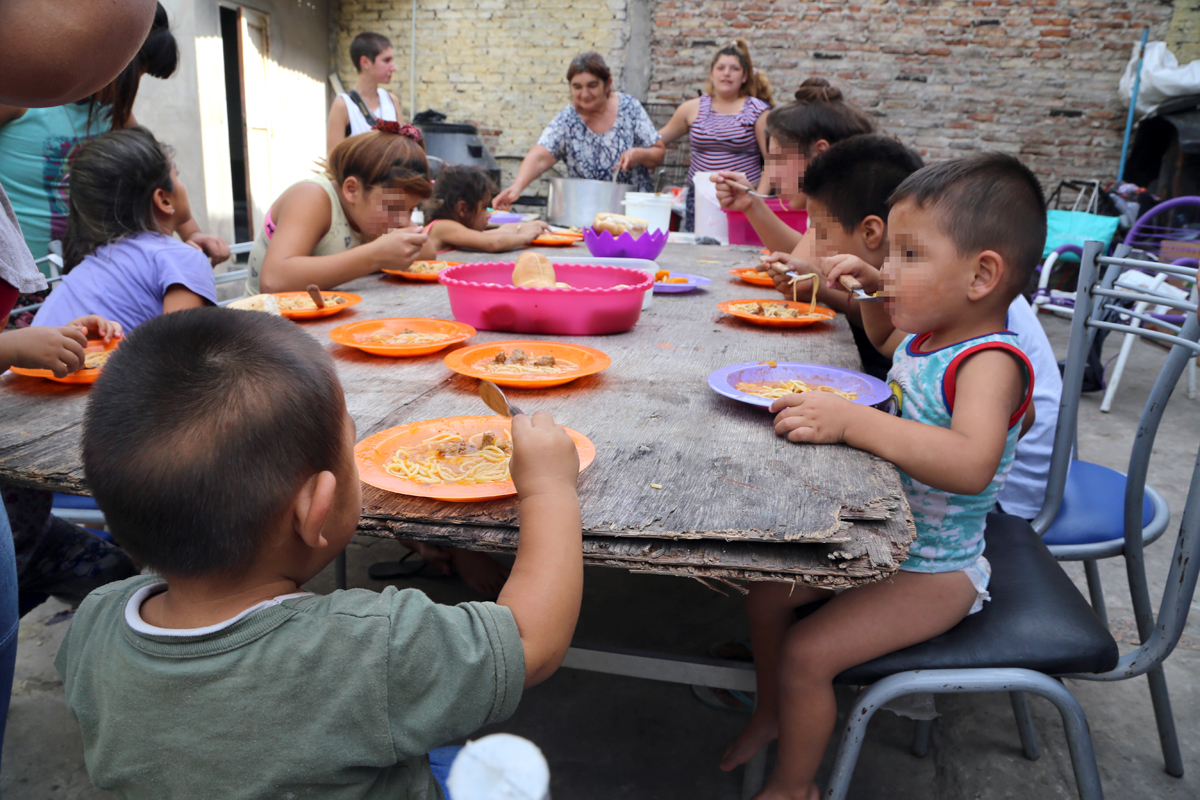 Para la UCA, a pesar de que el 50% de los niños y niñas recibe asistencia social, el 62% son pobres