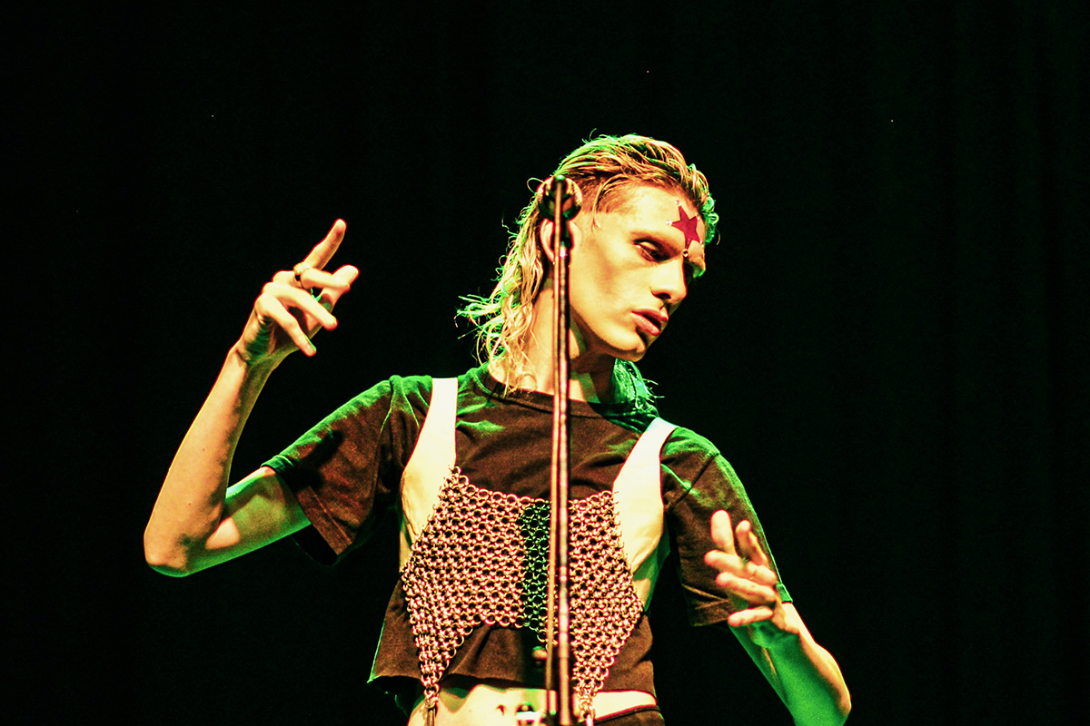 Una vuelta al pop con un aura de inspiración borgeana en el inquietante disco debut de Dease