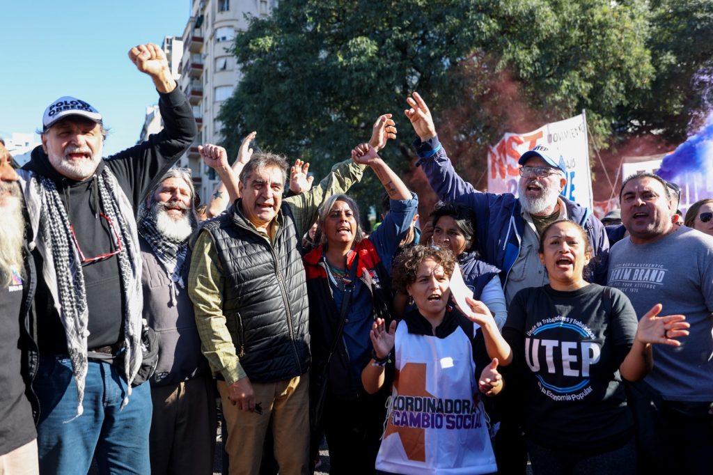 Contra el ajuste: organizaciones marchan hacia Desarrollo Social 3 Contra el ajuste: organizaciones marchan hacia Desarrollo Social