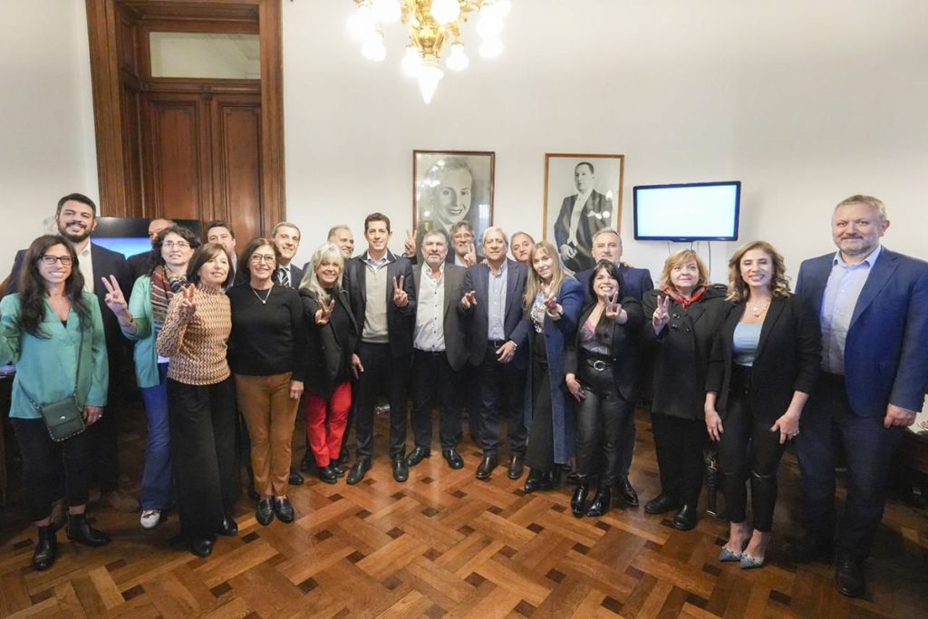 Wado de Pedro se muestra con dirigentes que piden por su candidatura presidencial 1 Wado
