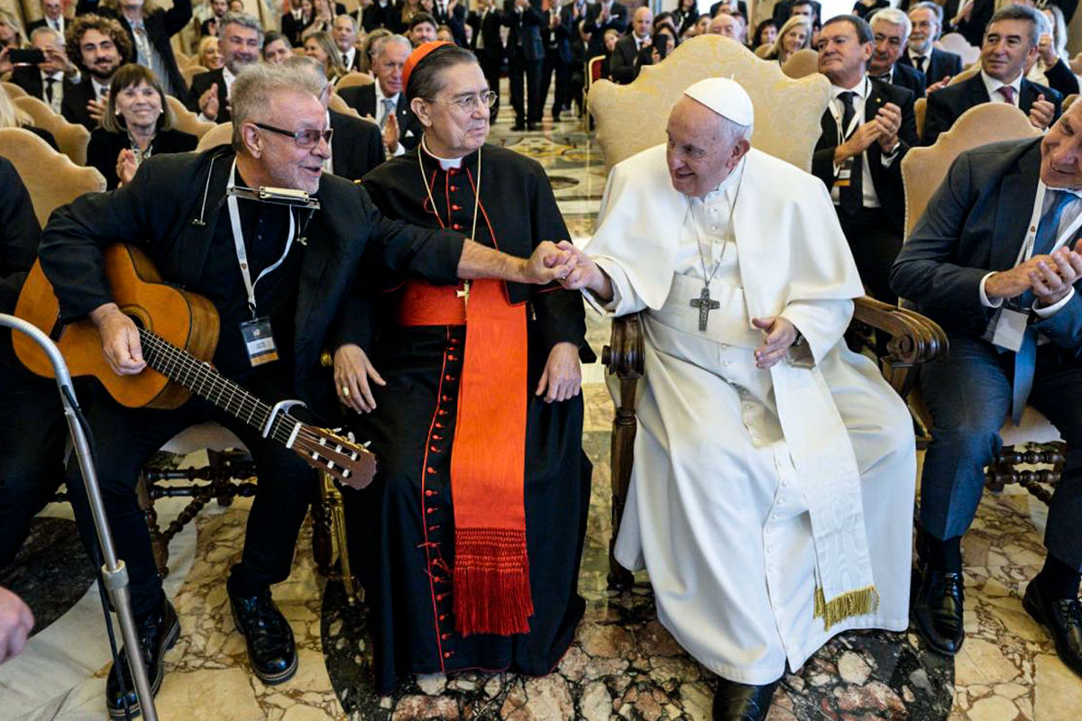 León Gieco cantó «Sólo le pido a Dios» durante un encuentro con el Papa Francisco en el Vaticano