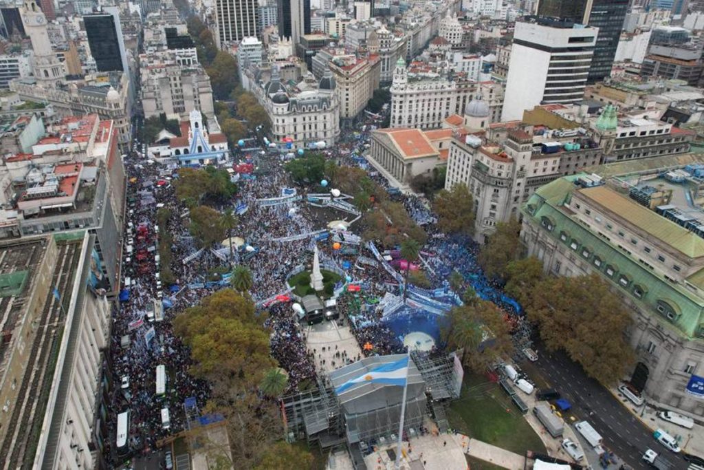 La plaza del 25 de mayo: el diluvio no pudo apagar tanto fuego 7 La plaza del 25 de mayo: el diluvio no pudo apagar tanto fuego