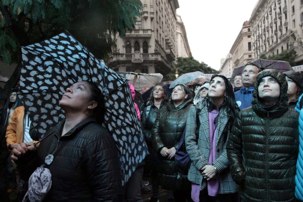 La plaza del 25 de mayo: el diluvio no pudo apagar tanto fuego 4 La plaza del 25 de mayo: el diluvio no pudo apagar tanto fuego