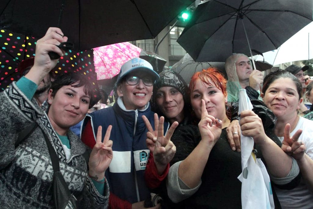 La plaza del 25 de mayo: el diluvio no pudo apagar tanto fuego 11 La plaza del 25 de mayo: el diluvio no pudo apagar tanto fuego