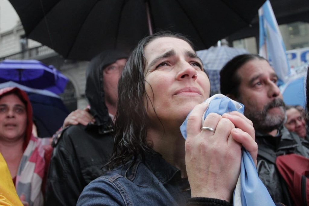 La plaza del 25 de mayo: el diluvio no pudo apagar tanto fuego 1 25 de mayo