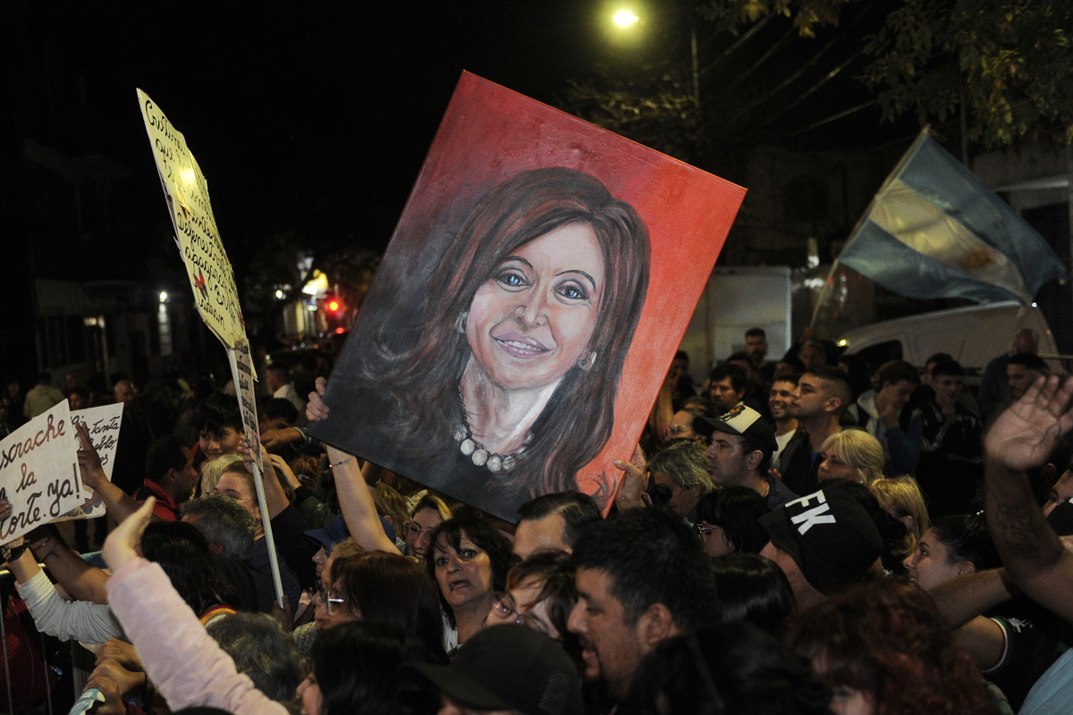 En la tele estaba Cristina, en las calles, la militancia, los policías, los culatas, los vendedores ambulantes