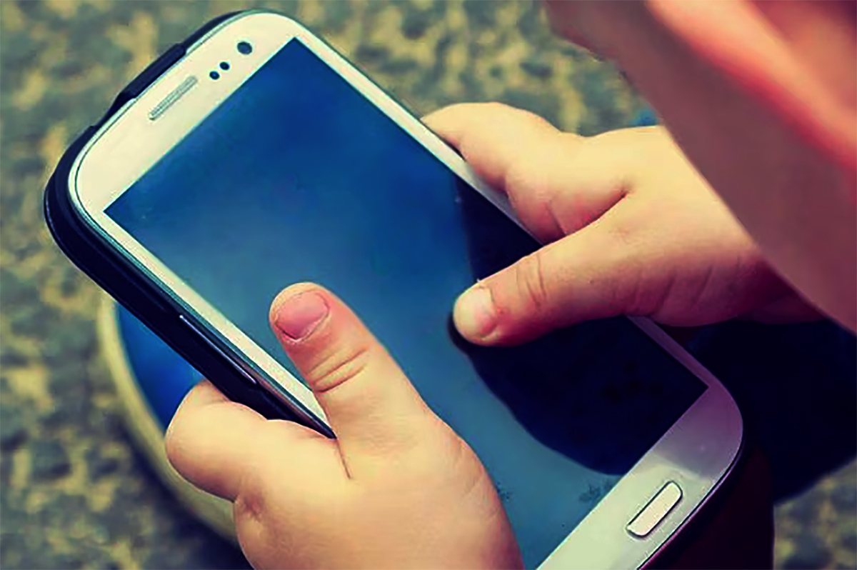 La mitad de los niños comienza a pedir usar el celular a partir de los 7 años