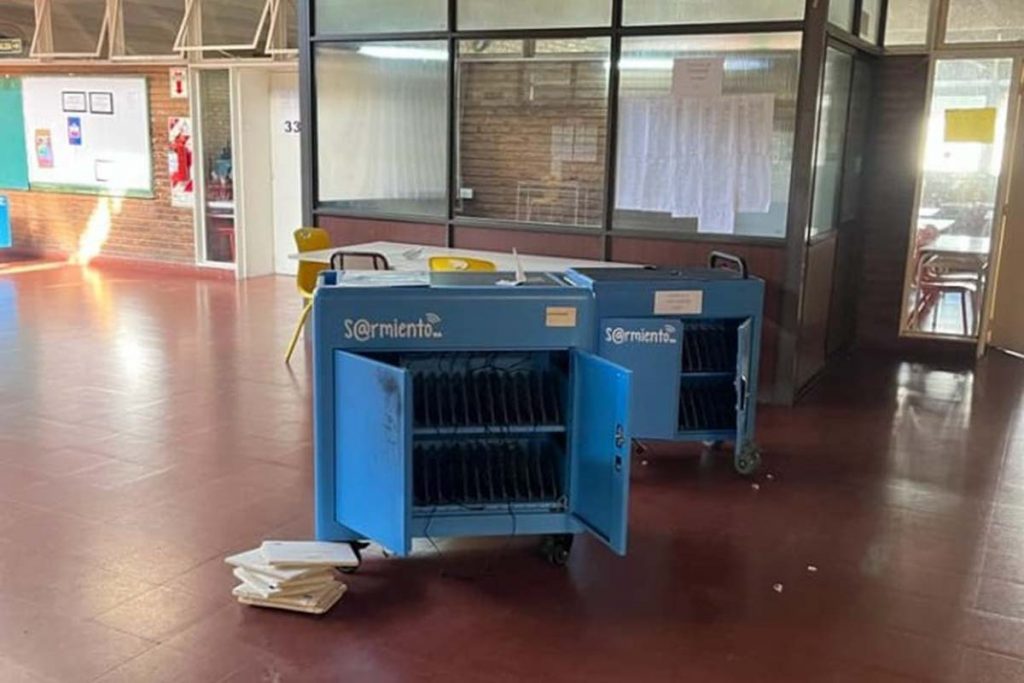 Desvalijaron el Normal 10 de Belgrano: se llevaron más de 100 notebooks, vaciaron oficinas y el buffet