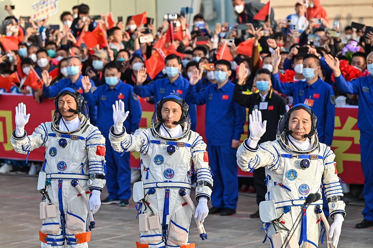 La misión china con el primer astronauta civil llegó a la estación espacial Tiangong