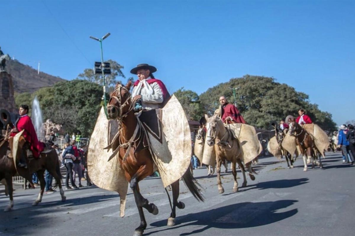 Las provincias celebraron el 25 de Mayo con desfiles gauchos, ferias y peñas
