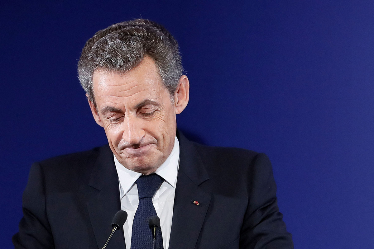 Tribunal francés confirma condena de tres años de cárcel a expresidente Sarkozy por corrupción