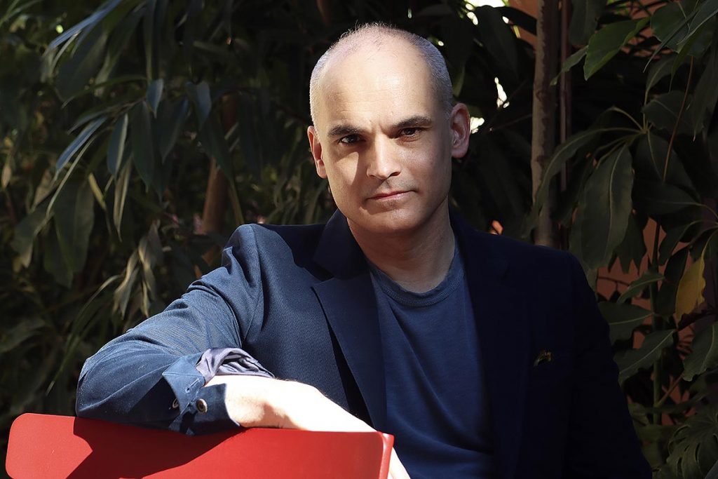 Dua Lipa se declaró fan del escritor argentino Hernán Díaz y comentó su último libro