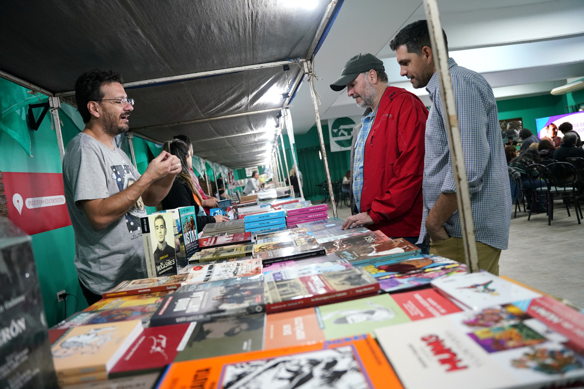 Homenajearon a los Fusilados de José León Suárez con una Feria del Libro Peronista