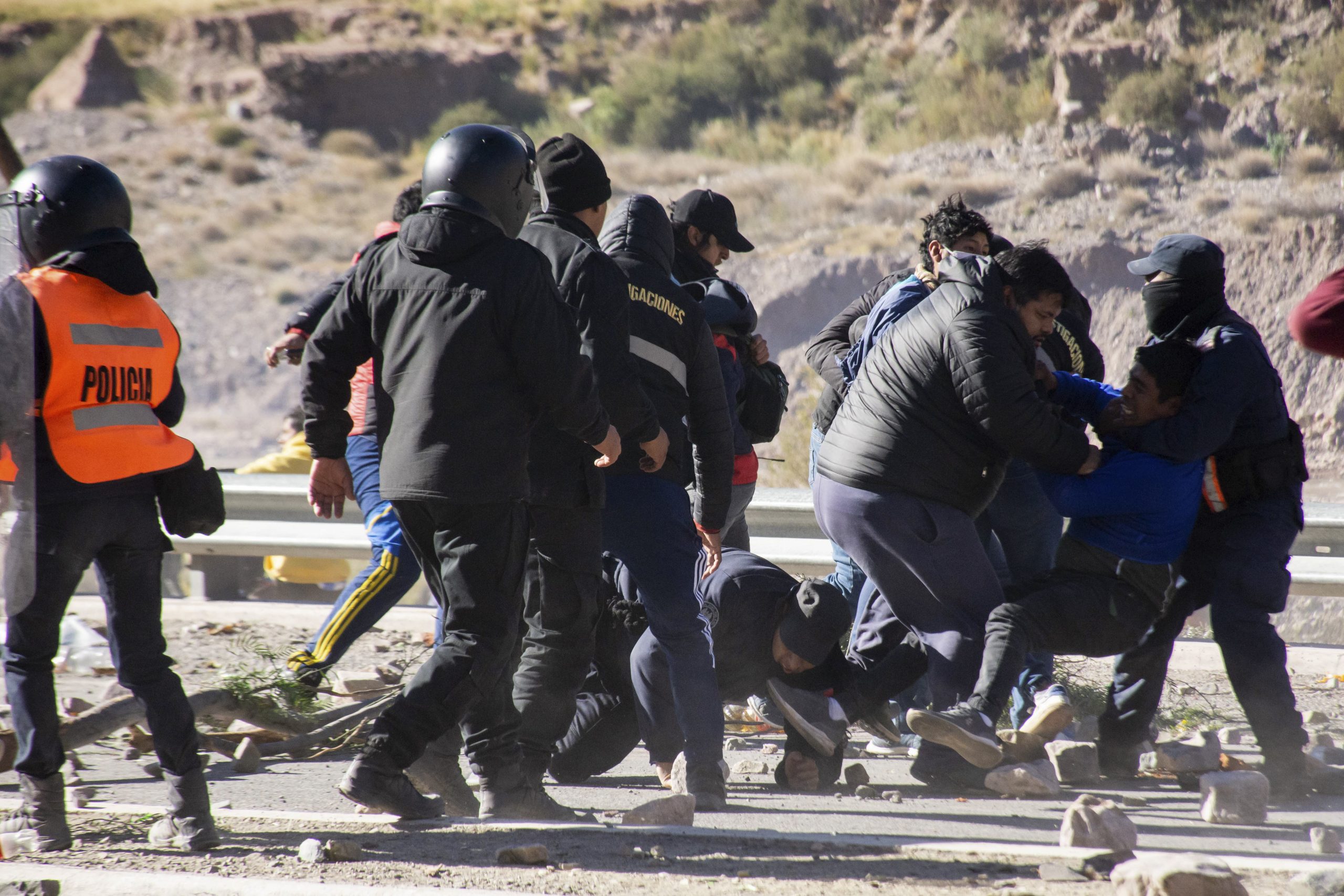 La policía avanzó sobre docentes que estaban al costado de la ruta en Perico