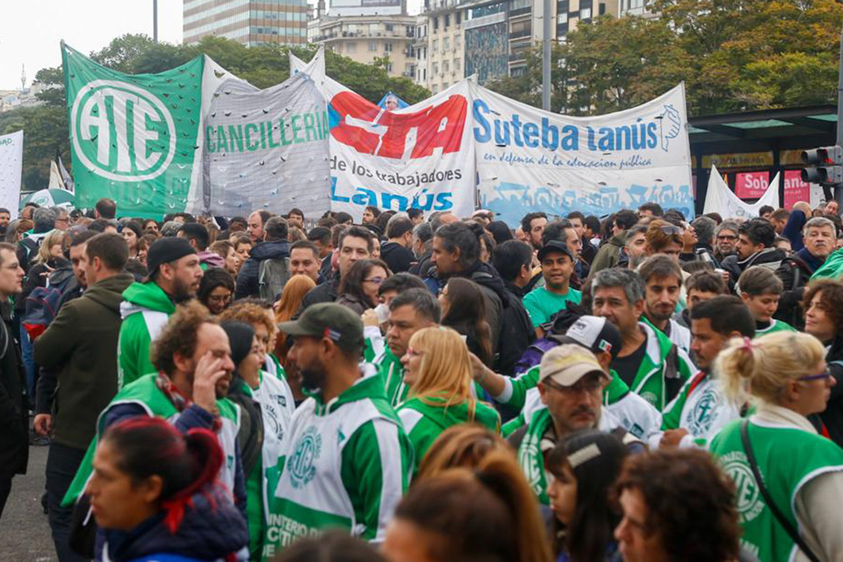 «Basta de represión»: organizaciones sociales y sindicatos protestaron contra la violencia estatal frente a la Casa de Jujuy en CABA