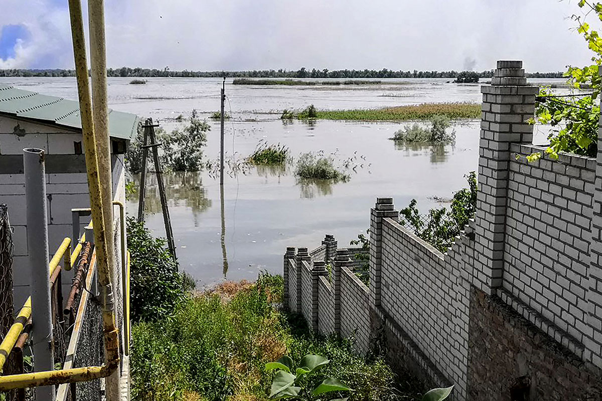 Ucrania y Rusia se acusan mutuamente de la destrucción parcial de una gran represa