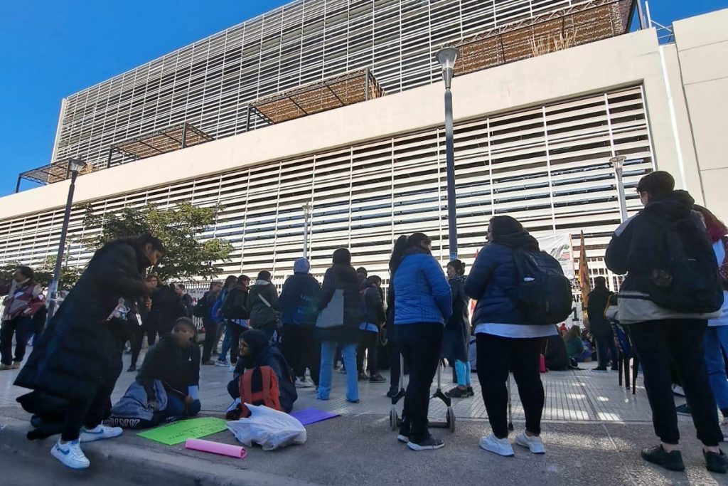 Estudiantes y profesores porteños marcharon contra el cierre de carreras docentes 2 Estudiantes y profesores porteños marcharon contra el cierre de carreras docentes