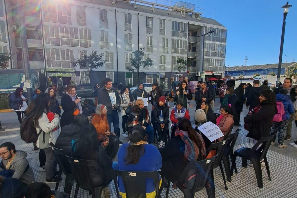 Estudiantes y profesores porteños marcharon contra el cierre de carreras docentes 1 Estudiantes y profesores porteños marcharon contra el cierre de carreras docentes