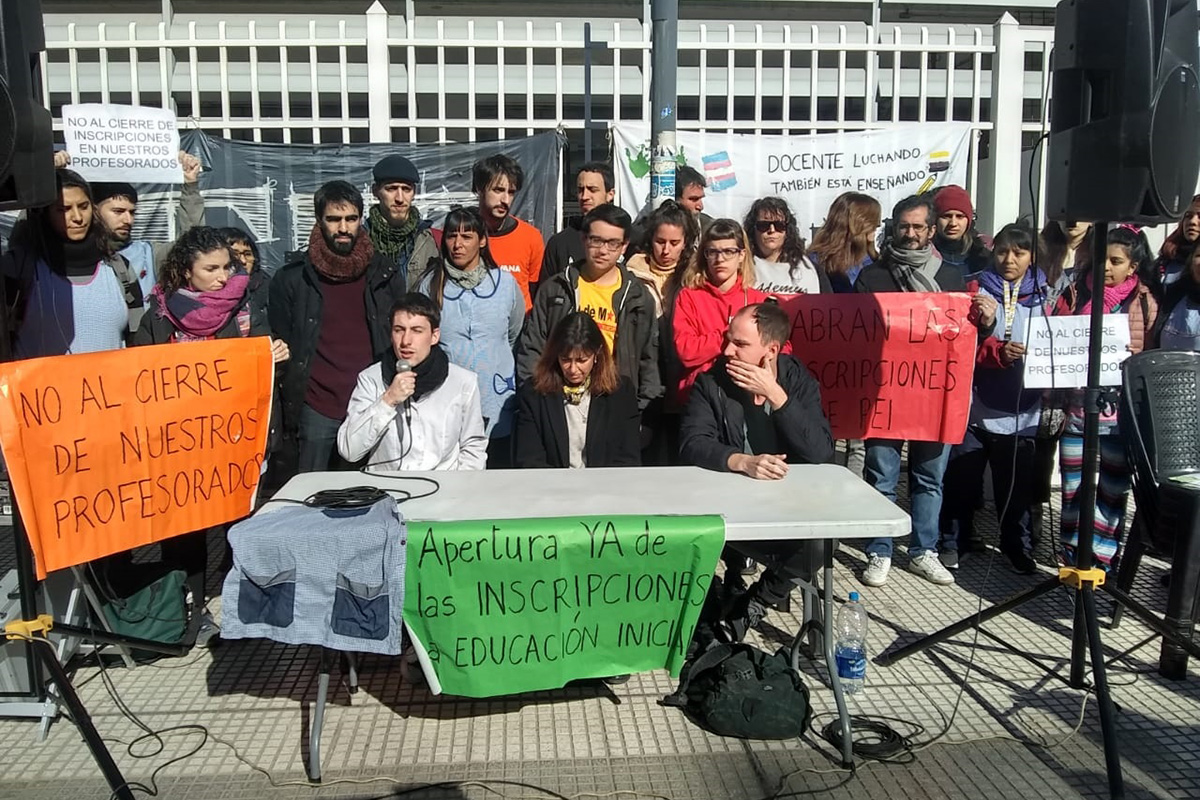 Estudiantes y profesores porteños marcharon contra el cierre de carreras docentes
