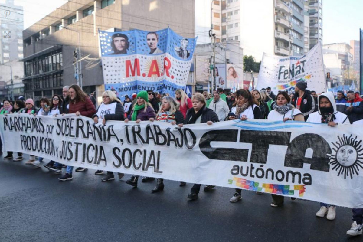 La CTA Autónoma hizo acto en Puente Pueyrredón y marchó al Obelisco y Plaza de Mayo por salarios