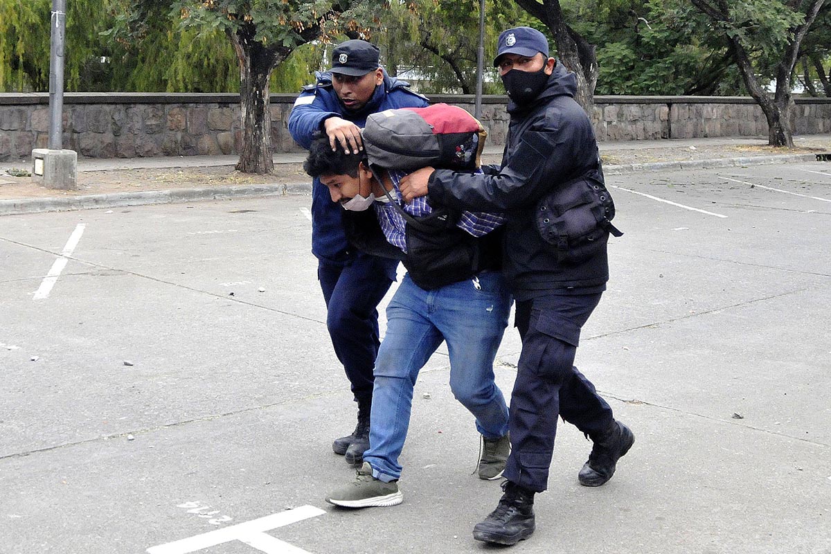 Más de 170 heridos y 68 detenidos, el saldo de un Día de la Bandera teñido de rojo