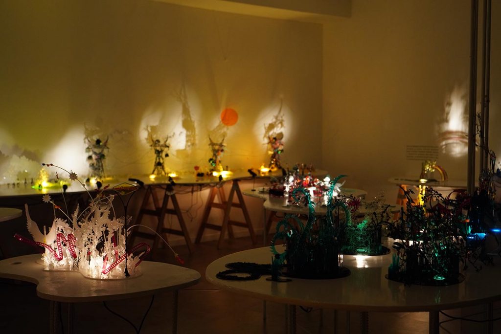 “Acrilia”, una muestra que materializa el lenguaje del mito 3 “Acrilia”, una muestra que materializa el lenguaje del mito