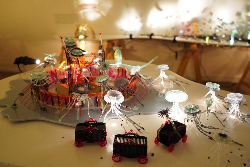 “Acrilia”, una muestra que materializa el lenguaje del mito 4 “Acrilia”, una muestra que materializa el lenguaje del mito