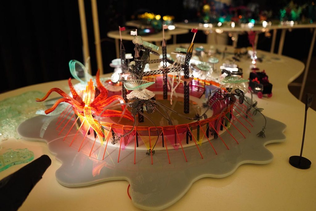 “Acrilia”, una muestra que materializa el lenguaje del mito 2 “Acrilia”, una muestra que materializa el lenguaje del mito