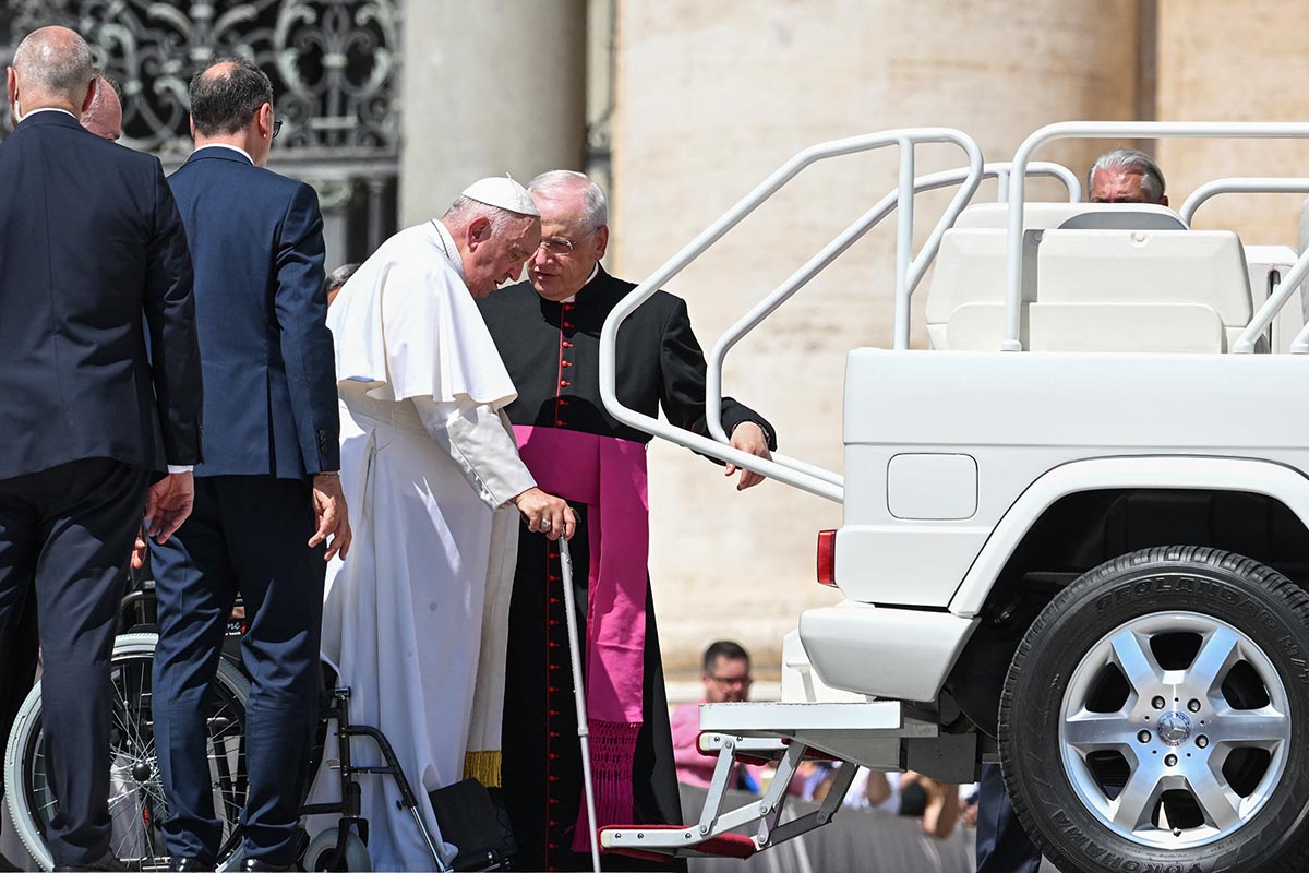 El papa Francisco «está bien, despierto y ya trabajando» tras ser operado