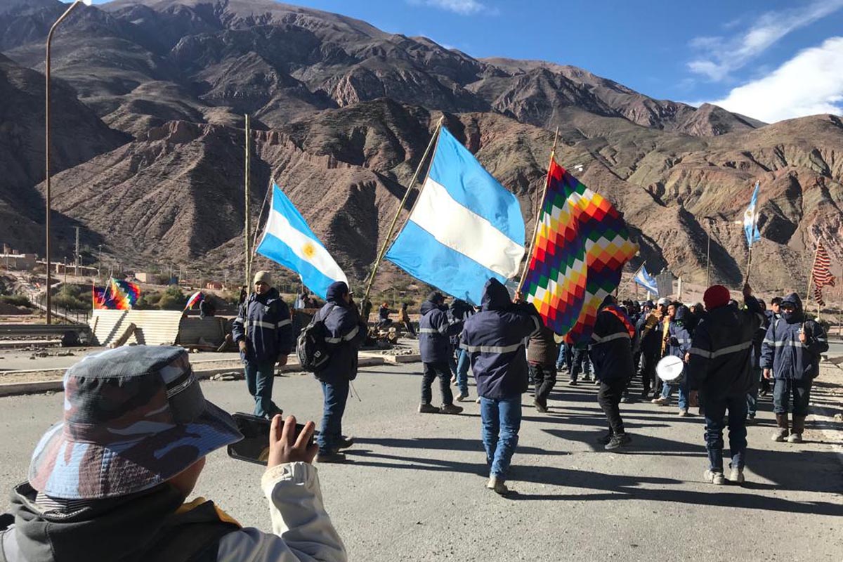Los docentes jujeños vuelven a marchar a la espera de una reunión con la gobernación y en las rutas siguen los cortes