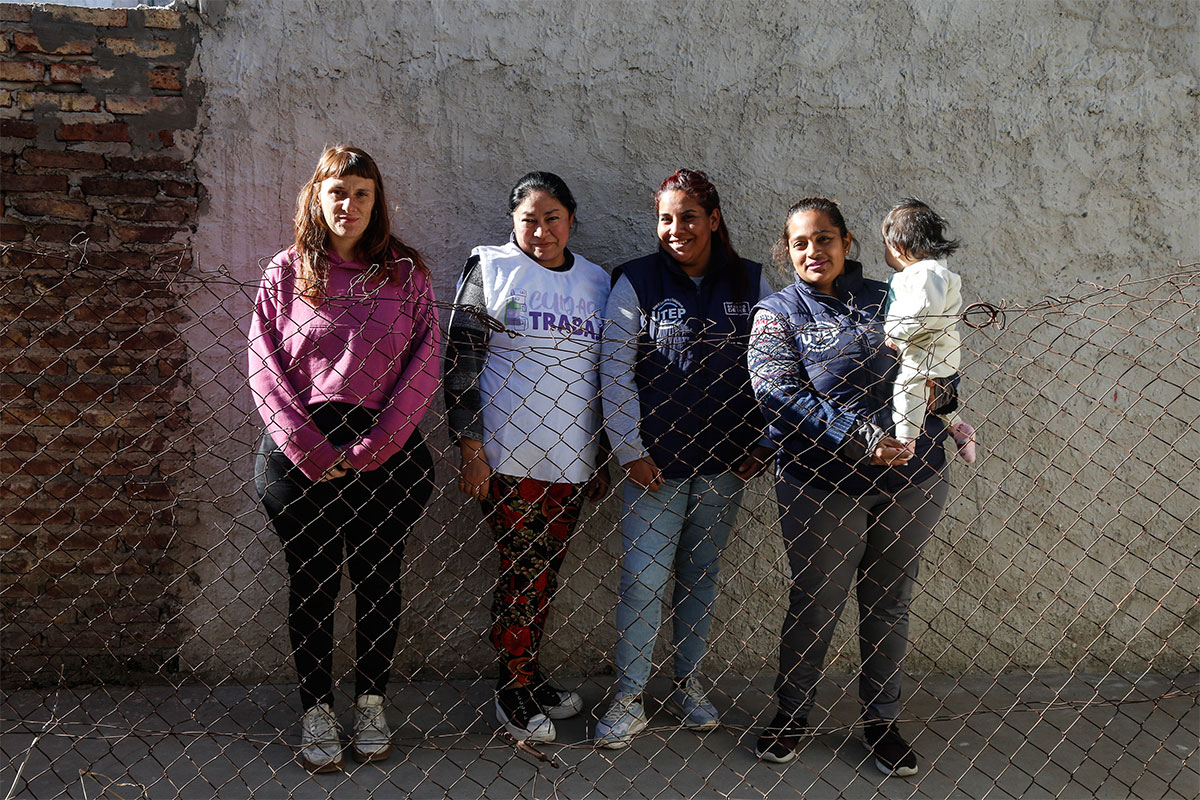 Trabajadoras comunitarias: quiénes son las mujeres que se ocupan de cuidar en los barrios